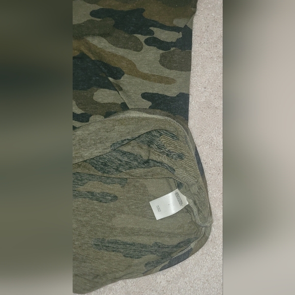 LUCKY BRAND Camo V-Neck T-Shirt: women's Size SMALL, stretch - Picture 3 of 4